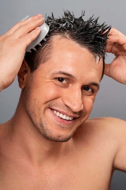 Uomo di taglia media che si fa un massaggio al cuoio capelluto.