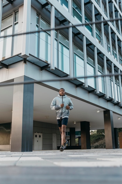 Uomo di tiro lungo che corre all'aperto