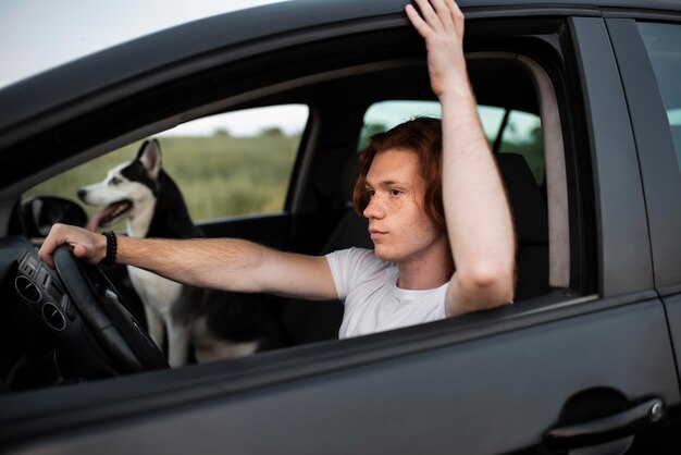 Uomo di tiro medio alla guida di un'auto