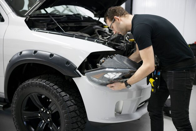 Uomo di tiro medio che avvolge l'auto