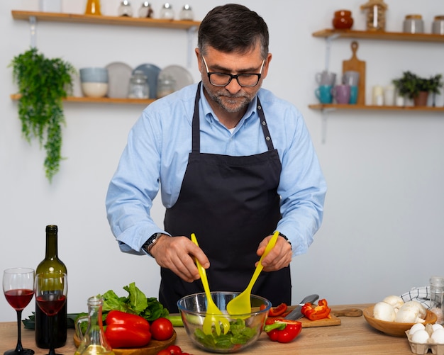 Uomo di tiro medio che cucina in cucina