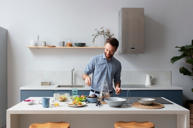 Uomo di tiro medio che cucina