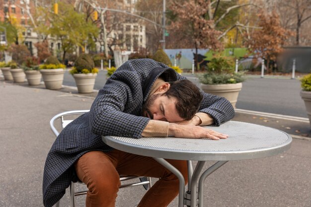 Uomo di tiro medio che dorme sul tavolo