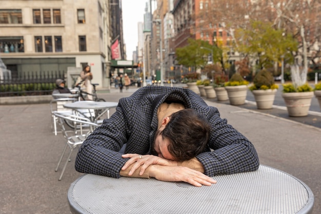 Uomo di tiro medio che dorme sul tavolo