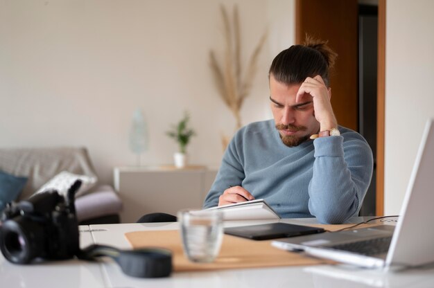 Uomo di tiro medio che lavora all'interno