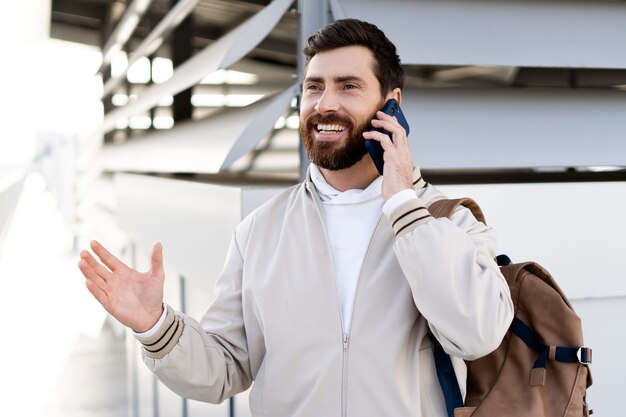 Uomo di tiro medio che parla al telefono