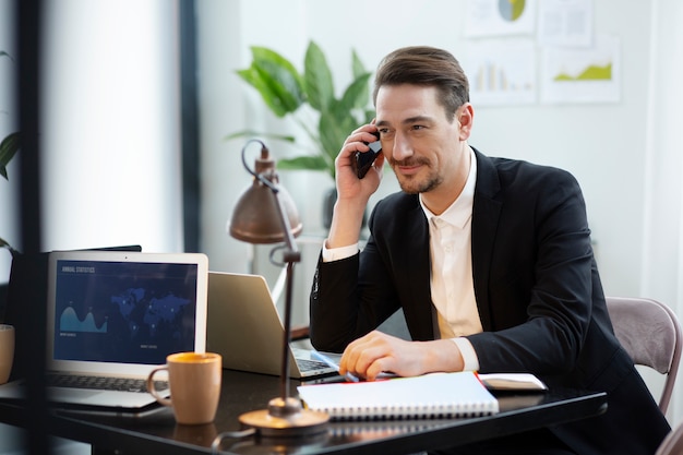 Uomo di tiro medio che parla al telefono