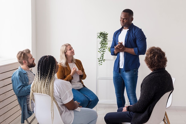 Uomo di tiro medio che parla alla comunità