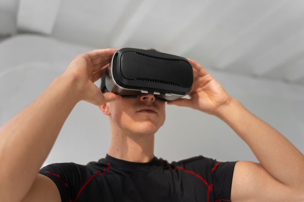 Uomo di tiro medio che si allena con gli occhiali vr