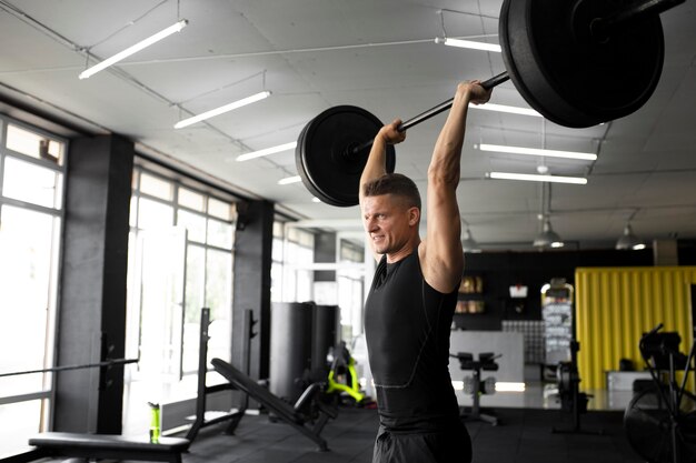 Uomo di tiro medio che si allena in palestra