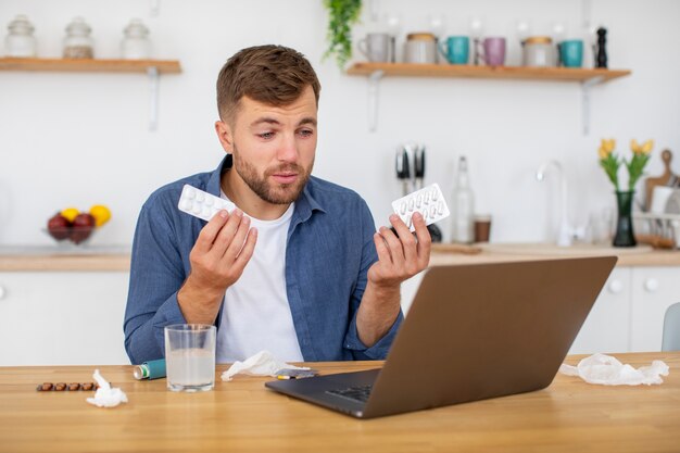 Uomo di tiro medio che soffre di allergia