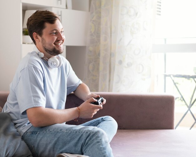 Uomo di tiro medio che tiene il controller