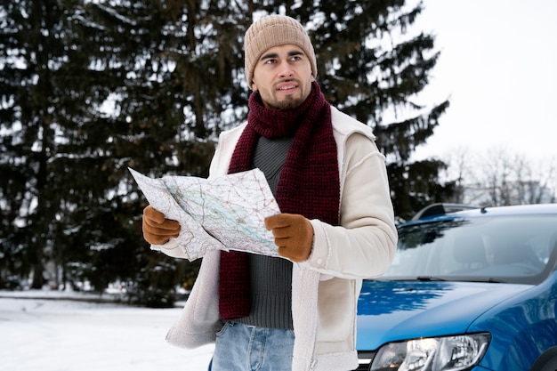 Uomo di tiro medio che viaggia con la mappa