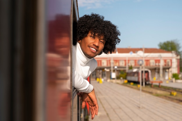 Uomo di tiro medio che viaggia in treno