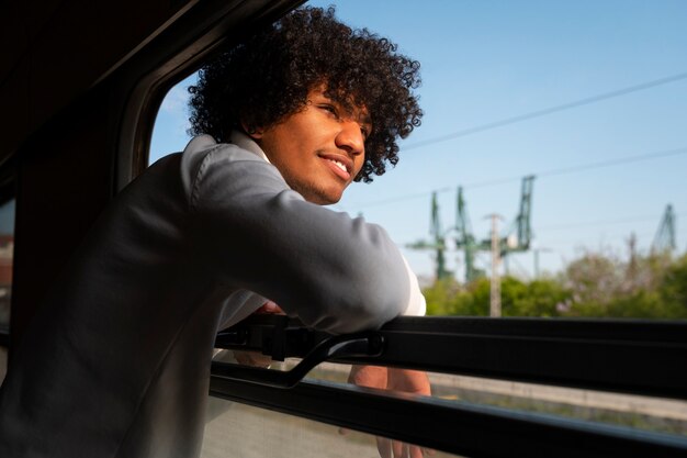 Uomo di tiro medio che viaggia in treno