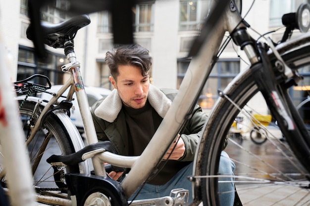 Uomo di tiro medio con bicicletta