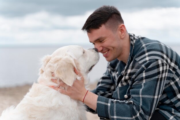 Uomo di tiro medio con cane carino