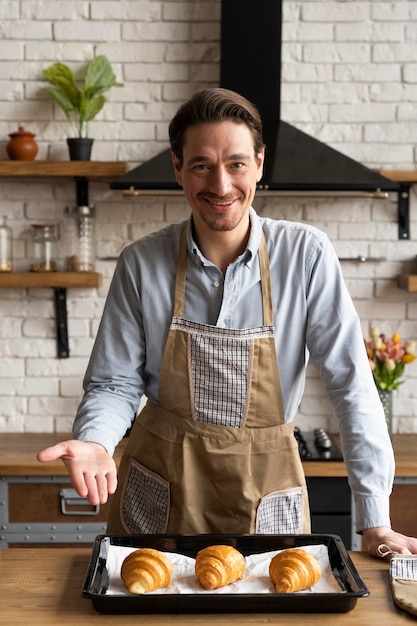 Uomo di tiro medio con croissant