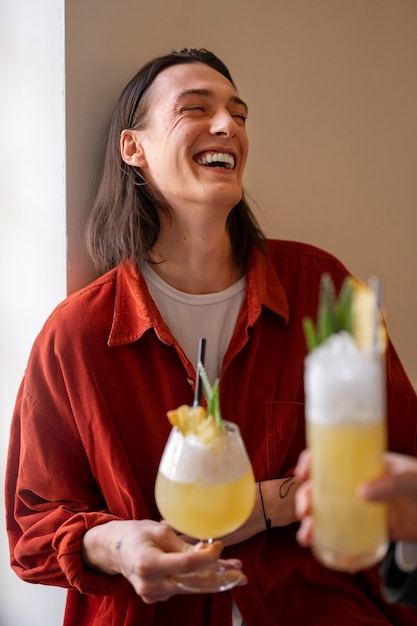 Uomo di tiro medio con delizioso cocktail