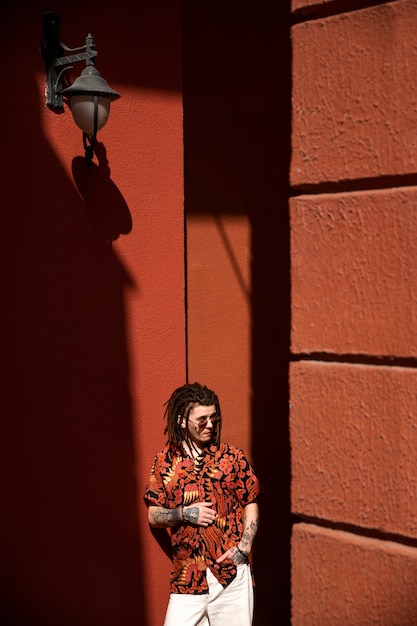 Uomo di tiro medio con dreadlocks afro all'aperto