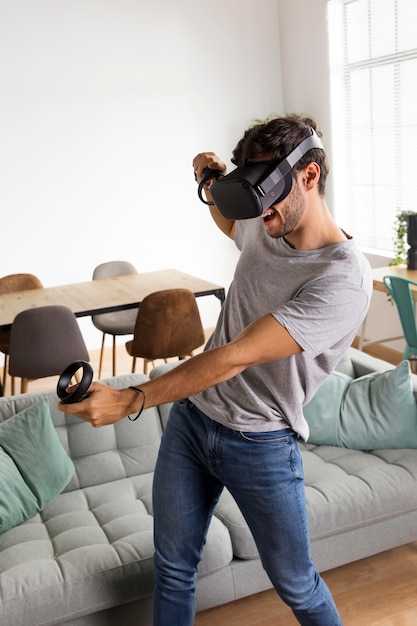 Uomo di tiro medio con gli occhiali vr