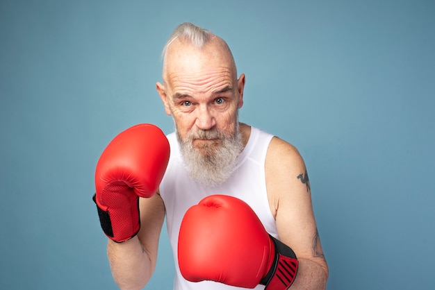 Uomo di tiro medio con guantoni da boxe