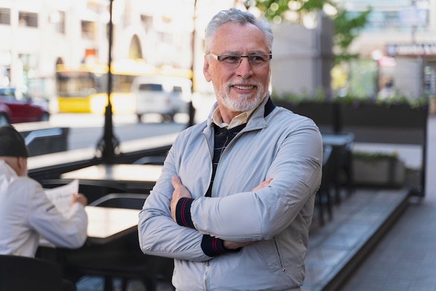 Uomo di tiro medio con le braccia chiuse