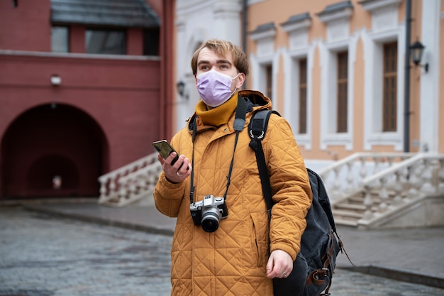 Uomo di tiro medio con macchina fotografica