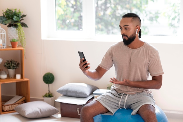 Uomo di tiro medio con telefono funzionante