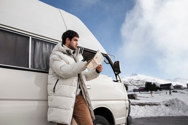 Uomo di tiro medio in piedi da camper