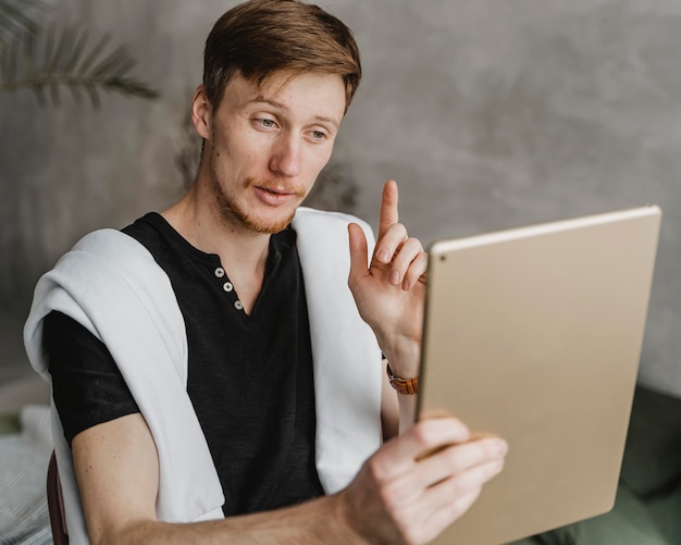 Uomo di tiro medio in streaming a casa