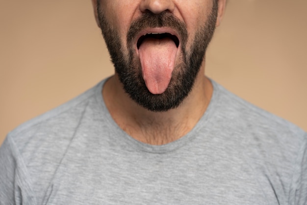 Uomo di vista frontale che attacca fuori la lingua