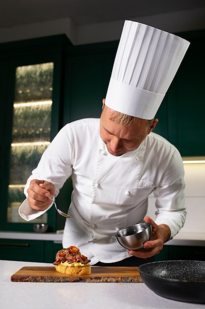 Uomo di vista frontale che cucina in cucina