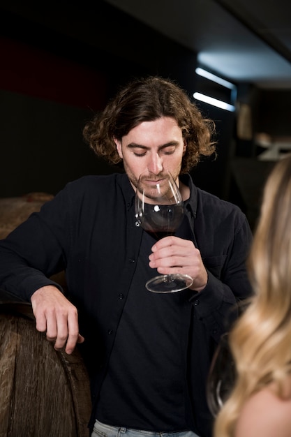 Uomo di vista frontale che degusta il vino