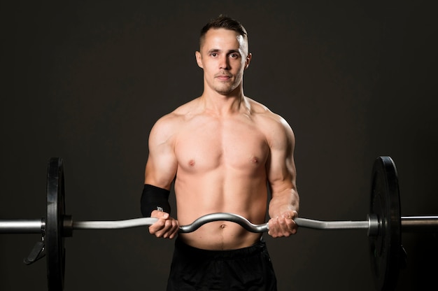 Uomo di vista frontale che powerlifting alla palestra