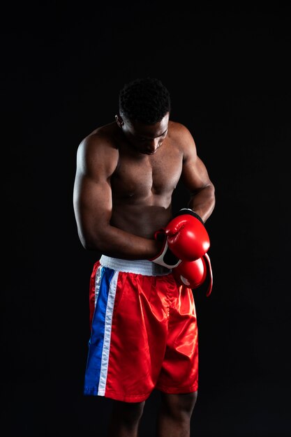 Uomo di vista frontale che pratica boxe