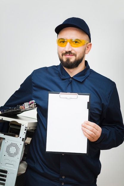 Uomo di vista frontale che ripara un computer