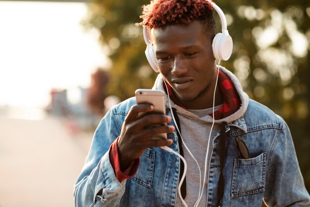 Uomo di vista frontale che sceglie canzone da ascoltare