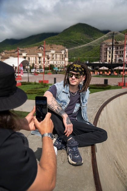 Uomo di vista frontale con i dreadlocks afro in posa