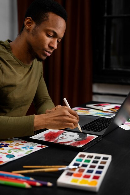 Uomo di vista laterale che attinge tablet