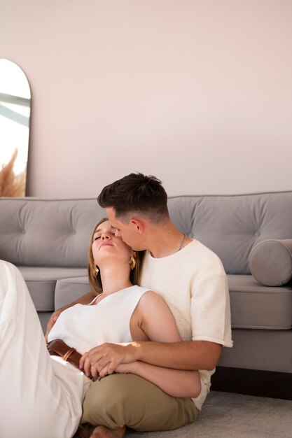 Uomo di vista laterale che bacia donna sulla guancia