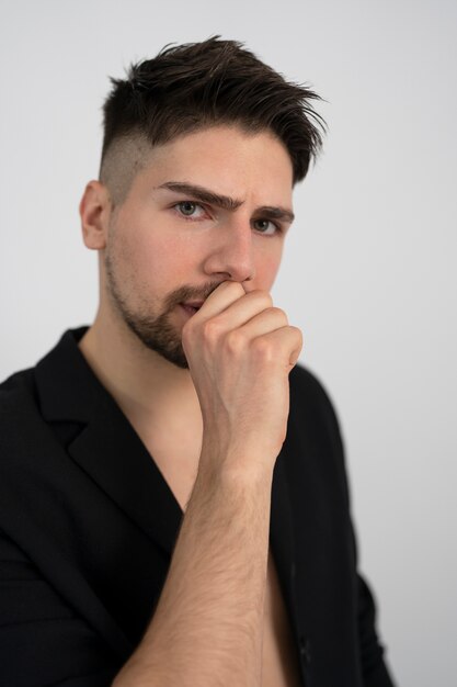 Uomo di vista laterale che copre la bocca