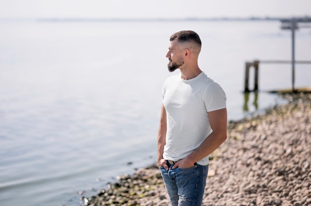 Uomo di vista laterale che guarda il mare