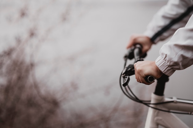 Uomo di vista laterale che guida una mountain bike con lo spazio della copia