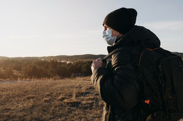 Uomo di vista laterale che indossa maschera medica