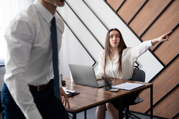 Uomo di vista laterale che lascia il lavoro