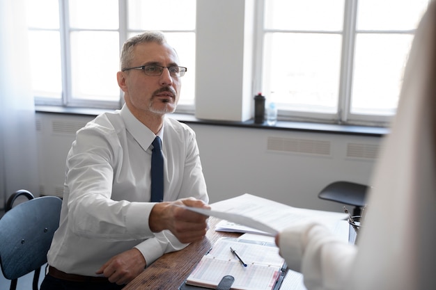 Uomo di vista laterale che lascia il lavoro