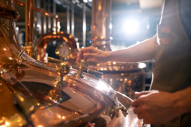 Uomo di vista laterale che lavora alla fabbrica di birra