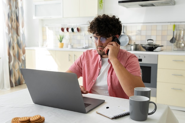 Uomo di vista laterale che parla al telefono