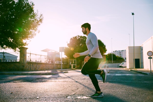 Uomo di vista laterale che si esercita nel mattino